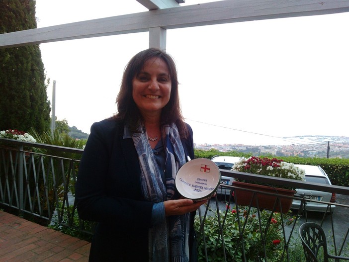 Sonia Viale ha ricevuto un piatto decorato, prodotto in onore della candidatura di Genova come Capitale europea dello sport del 2023