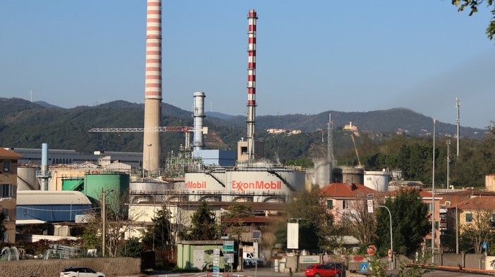 Vado Ligure, il sindaco sui licenziamenti alla Esso: "Piena solidarietà ai dipendenti, l'azienda rifletta sul suo ruolo strategico nel comparto portuale e industriale del territorio" Vado Ligure, il sindaco sui licenziamenti alla Esso: "Piena solidarietà ai dipendenti, l'azienda rifletta sul suo ruolo strategico nel comparto portuale e industriale del territorio"