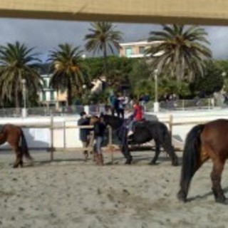 Varazze, maneggio in riva al mare (e non si tratta di lavori pubblici)