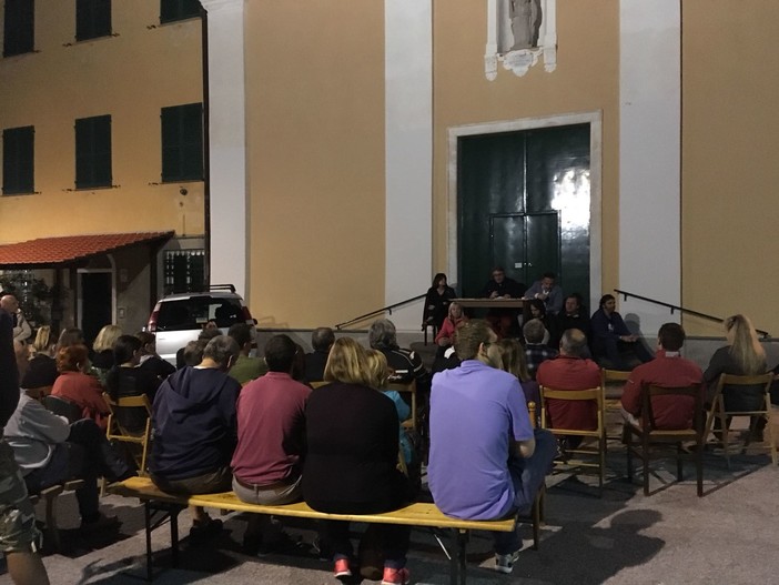 Varazze, Bozzano in mezzo ai cittadini di Casanova: "Chiuderemo la discarica e risolveremo gli ultimi problemi legati all’alluvione 2010"