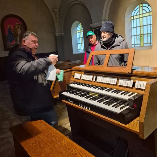 Dalla parrocchia di Borgio Verezzi a Villar Perosa: è giunto a Sant’Aniceto l’organo che arriva dal mare (VIDEO)