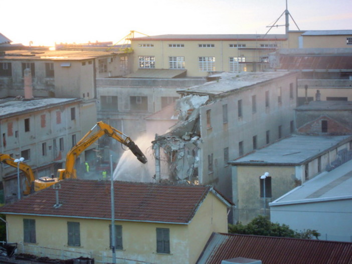 Varazze, iniziata la demolizione dei capannoni industriali del retroporto