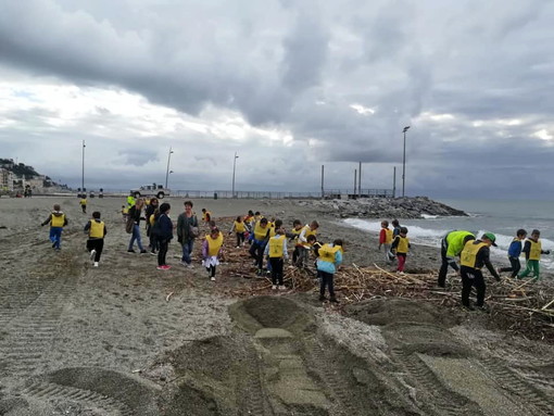 Gli alunni della scuola primaria di Varazze ripuliscono la spiaggia