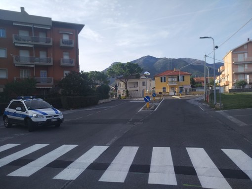 Loano, proseguono i lavori di rifacimento della segnaletica stradale (FOTO)