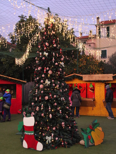 Finale: la magia del Natale al “Villaggio di Giuele” tra giostre, mercatini e l’incontro con Babbo Natale