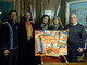 La pittrice Patrizia Macchia ha donato un suo quadro alla città di Varazze La pittrice Patrizia Macchia ha donato un suo quadro alla città di Varazze