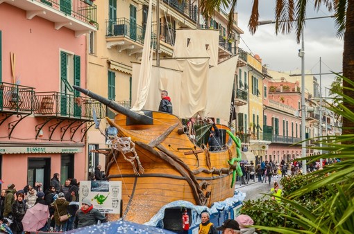 Il Palio dei Comuni chiude la 27^ edizione del CarnevaLöa Il Palio dei Comuni chiude la 27^ edizione del CarnevaLöa