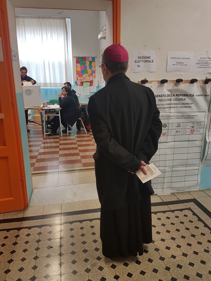 Anche il Vescovo della Diocesi di Albenga-Imperia al voto (FOTOgallery) Anche il Vescovo della Diocesi di Albenga-Imperia al voto (FOTOgallery)