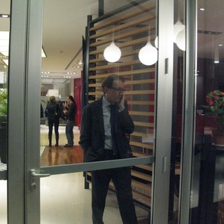 Il "gotha" del bacino portuale di Savona - Vado riunito a cena intorno alla piattaforma. Alla larga i curiosi (le foto)