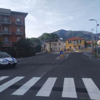 Loano, proseguono i lavori di rifacimento della segnaletica stradale (FOTO)