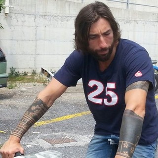 Vittorio Brumotti minacciato con una pistola nel vercellese: "Vai via o ti sparo!"