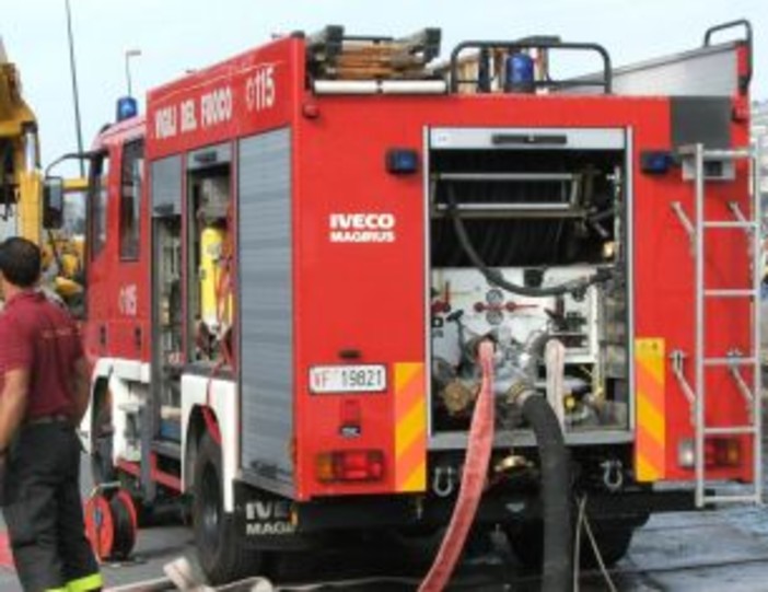 Cassonetti in fiamme a Cisano sul Neva, intervento dei vigili del fuoco