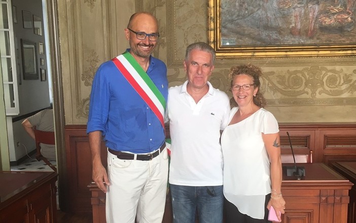 Finale, il sindaco Frascherelli premia un turista 'fedele' (FOTO)