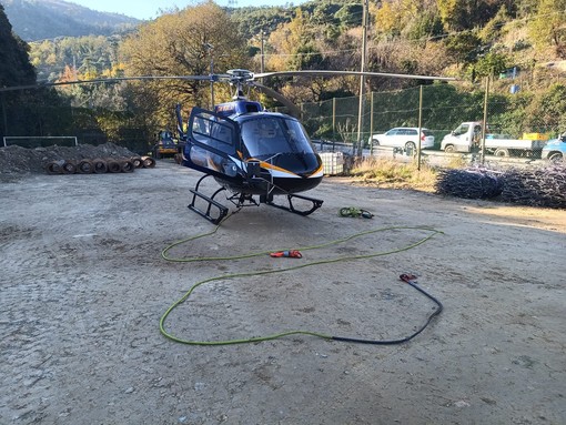 Frana in via Tedeschi a Vado, un elicottero per sistemare le reti e trasportare il materiale (FOTO e VIDEO) Frana in via Tedeschi a Vado, un elicottero per sistemare le reti e trasportare il materiale (FOTO e VIDEO)