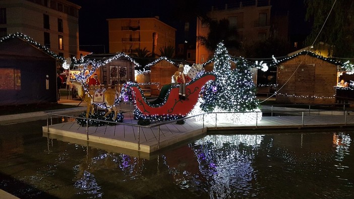 Il Mercatino ed il capodanno in piazza con Dj Angelo e Roberto Ferrari: Loano si tuffa nell'atmosfera natalizia con gli “Incanti di Natale”