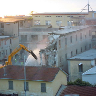 Varazze, iniziata la demolizione dei capannoni industriali del retroporto