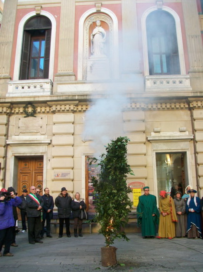 Domani a Varazze l’antica cerimonia del “Confeugo” Domani a Varazze l’antica cerimonia del “Confeugo”