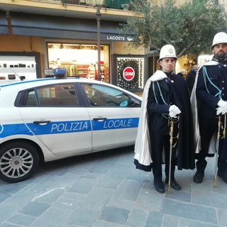 Alta uniforme e servizi mirati: Polizia Municipale e Forze dell'Ordine proteggono il Natale alassino