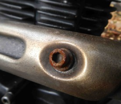 La vite di una moto coperta di ruggine dopo mezza giornata di pioggia a Savona