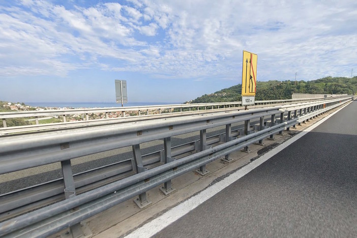 Si lancia dal viadotto autostradale: muore giovane di 19 anni