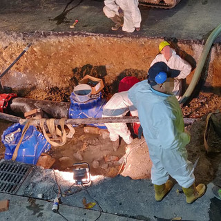 Alassio, intervento notturno per la sostituzione di due valvole da parte di Sca in via Dante