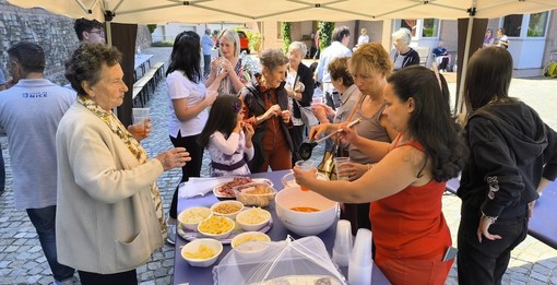 "Il valore della comunità di vicinato: un ritrovo divenuto tradizione" "Il valore della comunità di vicinato: un ritrovo divenuto tradizione"