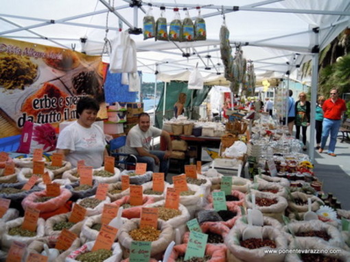 A Varazze il mercatino dell'artigianato regionale ed etnico