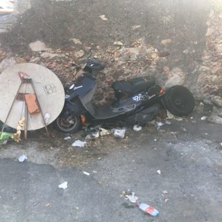 Loano, polizia locale rimuove i veicoli abbandonati da parcheggi e aree pubbliche