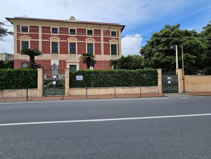 "Pericolo di crollo", cartelli sul cancello di Villa Cilea a Varazze: "Messi in via precauzionale"