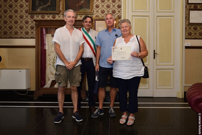 Alassio, turisti &quot;fedeli&quot; premiati dal vice sindaco Galtieri (FOTO)