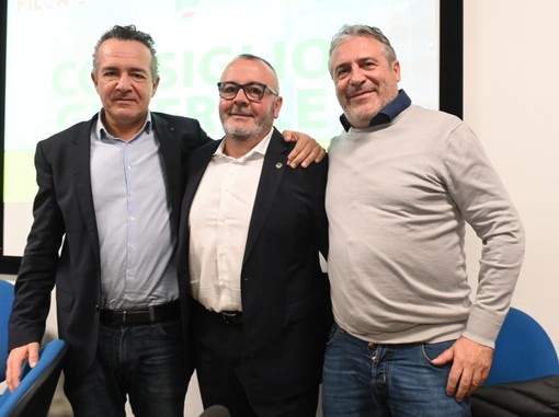 Da sinistra il segretario generale della Cisl Liguria Luca Maestripieri, il segretario generale della Filca Cisl Liguria Andrea Tafaria e il segretario generale aggiunto della Filca Cisl nazionale Ottavio De Luca Da sinistra il segretario generale della Cisl Liguria Luca Maestripieri, il segretario generale della Filca Cisl Liguria Andrea Tafaria e il segretario generale aggiunto della Filca Cisl nazionale Ottavio De Luca