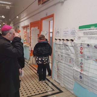 Nella foto, il vescovo Borghetti al seggio di Albenga