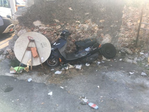 Loano, polizia locale rimuove i veicoli abbandonati da parcheggi e aree pubbliche