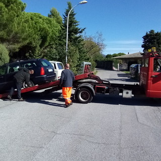 Varazze, revisioni mancanti e auto abbandonate: 27mila euro di sanzioni dalla Polizia Locale