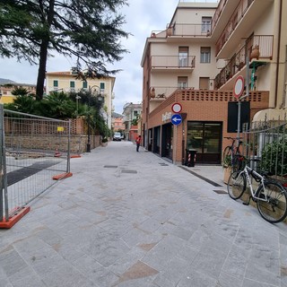 Alassio: completo il restyling di via Gramsci, ok anche gli arredi (FOTO)