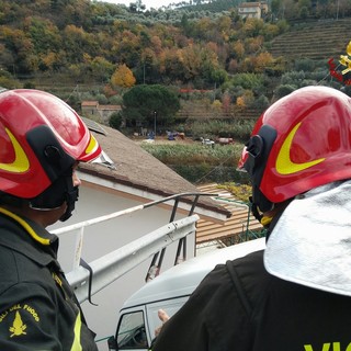 Savona, camion incastrato in via Ranco: intervengono i Vigili del fuoco