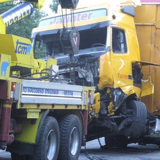 Lo &quot;straordinario&quot; incidente di Varazze. Carta dappertutto... E il maxi carrattrezzi ha l'assicurazione scaduta