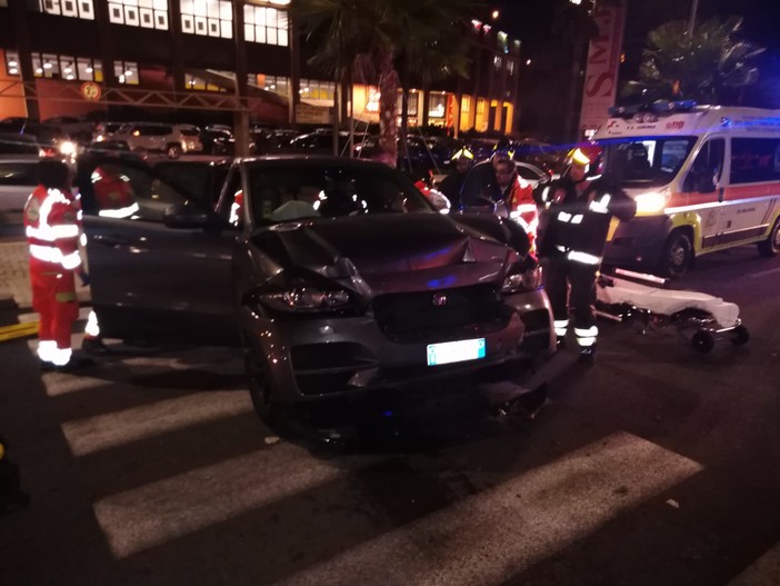 Cisano, perde il controllo dell'auto e va a sbattere contro un muro: due persone in codice giallo Cisano, perde il controllo dell'auto e va a sbattere contro un muro: due persone in codice giallo