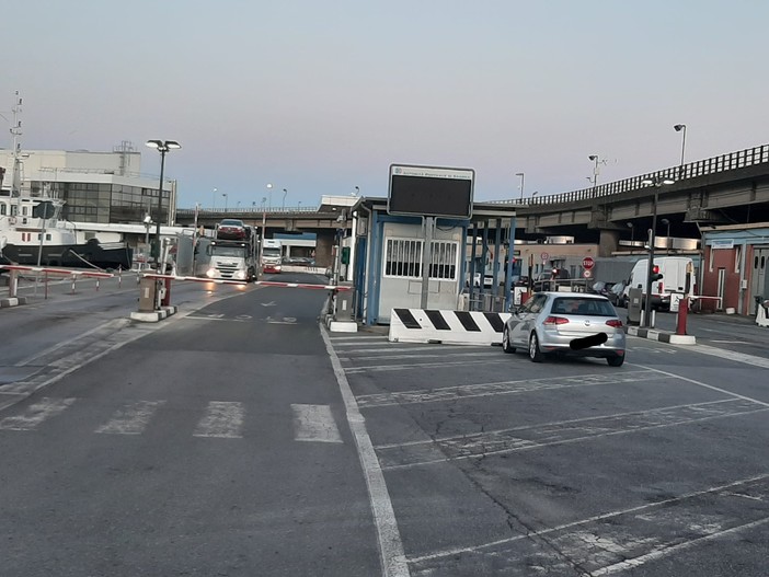 Infortunio sul lavoro al porto di Savona: camionista colpito da un portellone a pressione