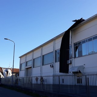 Carcare, scoperchiato dal forte vento un capannone in via Fornace Vecchia (FOTO)
