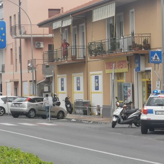 Loano, principio d'incendio ai danni di un'auto: intervento dei vigili del fuoco