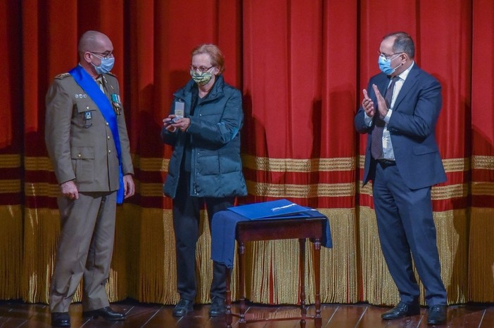 Savona celebra il 4 novembre: consegnata una medaglia d'onore a Valentino Matteo De Carli internato nel 1943 in un campo di concentramento (FOTO e VIDEO) Savona celebra il 4 novembre: consegnata una medaglia d'onore a Valentino Matteo De Carli internato nel 1943 in un campo di concentramento (FOTO e VIDEO)