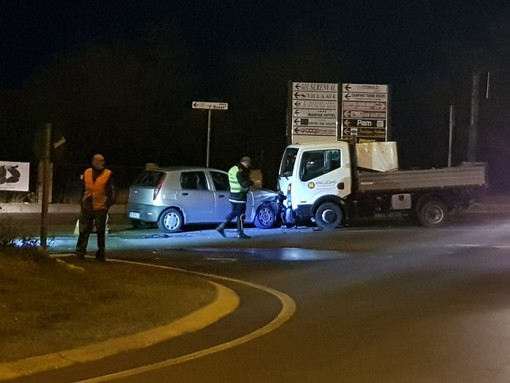 Finale, scontro tra auto sulla via Aurelia: una persona in codice giallo al Santa Corona (FOTO)