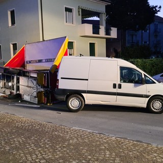 Rimorchio si ribalta a Pietra Ligure: l'incidente in via Soccorso (FOTO)