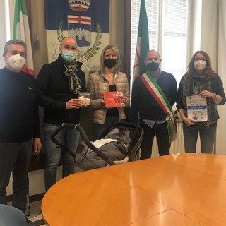 Carcare festeggia il suo "primo nato" del 2021: cerimonia simbolica in Comune