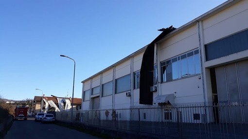 Carcare, scoperchiato dal forte vento un capannone in via Fornace Vecchia (FOTO) Carcare, scoperchiato dal forte vento un capannone in via Fornace Vecchia (FOTO)