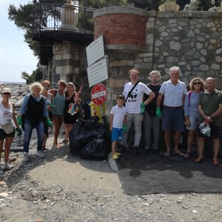 Noli, i volontari puliscono le spiagge (FOTO)