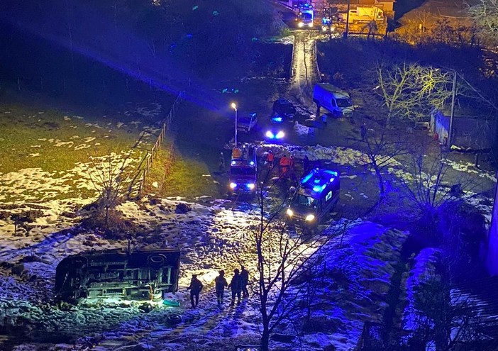 Furgone finisce fuori strada a Roccavignale: soccorsi mobilitati Furgone finisce fuori strada a Roccavignale: soccorsi mobilitati