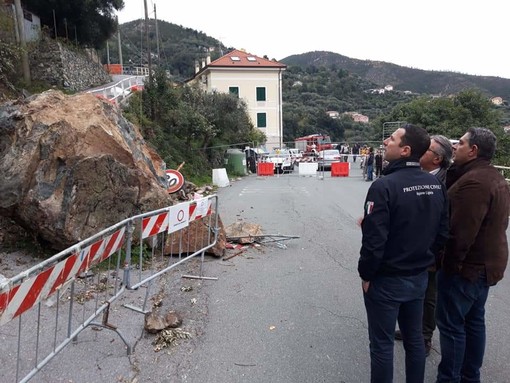 Sopralluogo di Toti e Giampedrone sulla frana di Varazze: un masso che ha sfiorato gravi conseguenze (FOTO e VIDEO)