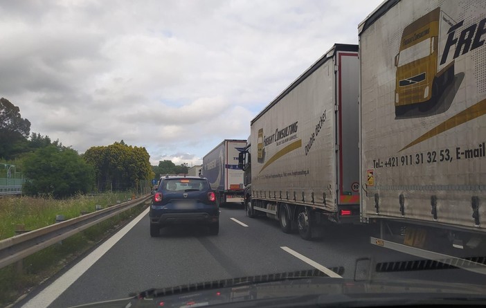 Traffico e code sulla A10 tra Pietra Ligure e Feglino: un'altra giornata di disagi